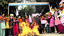 Activists of the Janwadi Mahila Samiti burn an effigy of the Chandigarh Police in protest against the incident of the gang rape of a minor by five Chandigarh Police personnel in Hisar on Sunday