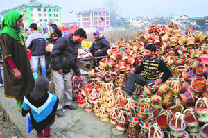 A vendor selling kangris does brisk business in Batmaloo in Srinagar.