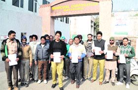 RAISING THEIR VOICE: Residents of Paras Ram Nagar submit a memorandum to the Municipal Commissioner for removing encroachments from the area