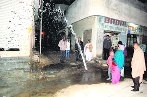Due to leakage in water pipe, water was seen gushing up to nearly 10 feet in height at Phagwara.