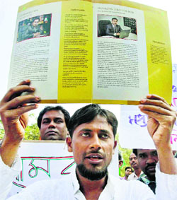 Agents of Saradha and other Chit Fund companies staging a protest rally in Kolkata on Monday.