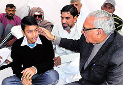 Chief Minister Bhupinder Singh Hooda pays condolences to martyr Kanwar Pal Singh Raghav's family at Bhondsi on Wednesday