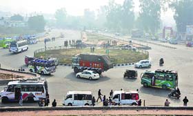 Vehicles crossing the Kunjwani Chowk in absence of traffic lights in Jammu