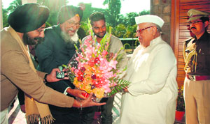 First Uttarakhand Governor Surjit Singh Barnala being welcomed by Governor Aziz Qureshi at Raj Bhavan in Dehradun on Thursday. 
