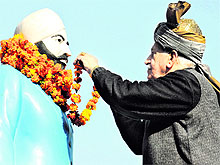 A Congress leader pays homage to Shaheed Udham Singh, on his birth anniversary in Jalandhar, on Thursday