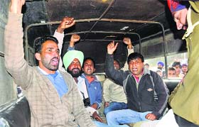 Protesting linemen taken into police custody at Fatehgarh Sahib on Thursday