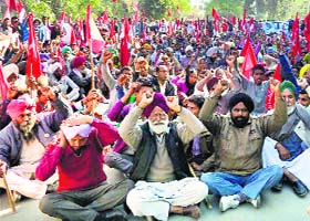 Daily wagers and student union members demand arrest of politically connected people who duped 75-year-old Jarnail Singh of his land, in Faridkot on Thursday