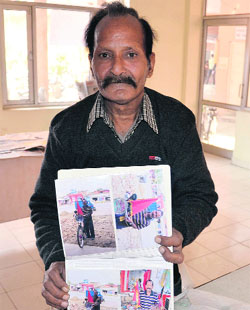 Rajinder Gupta shows photographs of his bicycle tour to various states of the country.