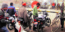 A railway crossing at Mandi Ahmedgarh