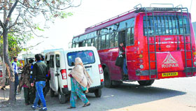 Passengers being shifted to Maxicabs on the Kharar-Mohali highway