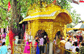 Devotees pay obeisance at the Chintpurni temple in Una.