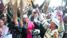 On December 8, supporters of the Aam Aadmi Party celebrated the success of the party in the Delhi Assembly Elections. 