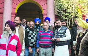 SAD councillors after submitting a memorandum to the MC Commissioner in Amritsar on Tuesday