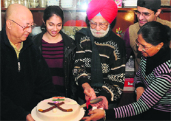 Hockey Olympian Balbir Singh (centre) celebrates his 90th birthday with his family members in Sector 36, Chandigarh, on Tuesday. Tribune photo: Manoj Mahajan
