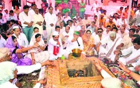 Senior Uttarakhand leaders offer rituals for peace for flash-flood victims at Braham Kund, Har-ki-Pauri in Haridwar