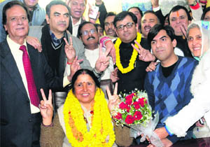 BJPs Heera Negi, who has been elected Senior Deputy Mayor, and Davesh Moudgil, who has won the Deputy Mayors seat (wearing garland), along with BJP leaders. 