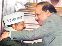 Delhi Chief Minister Arvind Kejriwal and BJP MLA Harsh Vardhan after the oath-taking ceremony in the Delhi Assembly on Wednesday. Photo: Manas Ranjan Bhui