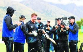 Anderson gets a round of applause from his teammates