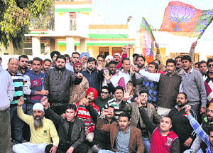 BJP youth workers hold a protest outside Congress Bhawan over allegations against Himachal Pradesh Chief Minister Virbhadra Singh in Jalandhar on Thursday.