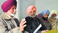 President of the Punjab Kisan Sabha Gurchetan Singh Basi and general secretary Sukhwinder Singh Sekhon during a press conference in Ludhiana on Saturday. Photo: Inderjeet Verma
