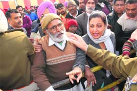 Policemen preventing complainants from airing their grievances at the sangat darshan
