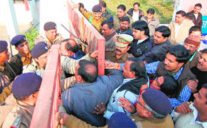 Protesters trying to barge into the police station at Bhagwanpur in Haridwar on Sunday.
