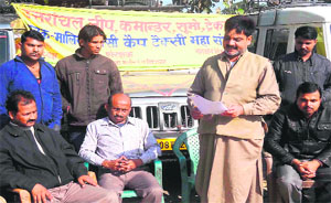 Members of the jeep-taxi union hold a protest in Haridwar on Sunday against the governments oder for compulsory installation of the Anti-lock Braking System.