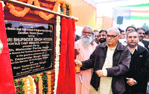 Chief Minister Bhupinder Singh Hooda lays the foundation stone of Rao Birender Singh State Institute of Engineering and Technology at Zenabad village in Rewari on Sunday. 