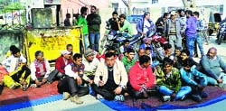 Residents hold a protest outside the Haibowal police station in Ludhiana on Monday. A Tribune Photograph