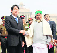 Defense Minister AK Antony shakes hand with his Japanese counterpart Itsunori Onodera at the Defence Ministrys office in New Delhi on Monday.