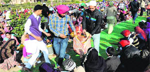 Devotees partake of langar at Gurdwara Qila Mubarak on the occasion of the birth anniversary of the tenth Sikh master Guru Gobind Singh Ji in Bathinda on Tuesday.