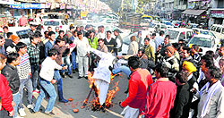 Relatives of Naib Tehsildar Anand Rawal burn an effigy of Haryana Vidhan Sabha Speaker Kuldeep Sharma in Karnal on Tuesday