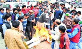 Supporters of Virbhadra Singh burn PK Dhumals effigy at Una on Tuesday