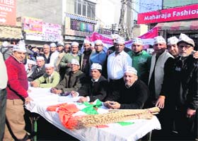 AAP workers enrol local residents in party in Phagwara on Monday