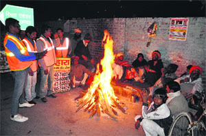 Volunteer of the Sahara Welfare Society lit a bonfire in Bathinda on Wednesday.