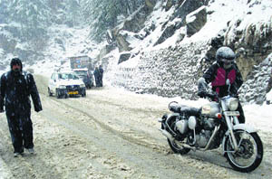 Vehicles caught in a fresh spell of snowfall on Wednesday near Nehru Kund, 5 km from Manali. 
