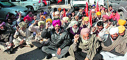 Farmers stage a protest at DDPO office against the alleged irregularities in auctioning of panchayat land at Chogawan block in Amritsar on Thursday