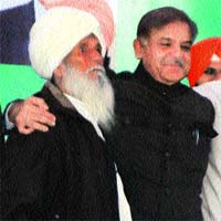 Shahbaz Sharif, Pakistan Punjab Chief Minister, with a resident of Jatti Umra during his recent visit to Indian Punjab