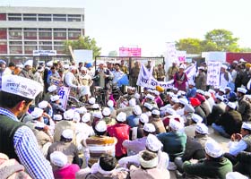 Aam Aadmi Party activists hold a demonstration against police inaction in the seed scam at Sirsa on Thursday