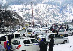 A fresh spell of snowfall leads to a traffic jam on Thursday morning near Palchan in Manali on Thursday. Photo: MC Thakur