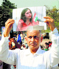 There was a total misreading of the Indian mood by the US over the mistreatment of Divyani Khobragade. Now how she treats her domestic problem of having a husband, an American citizen, employed in the US is her problem unconnected with her employment.