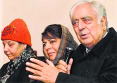 PDP patron Mufti Mohammad Sayeed addresses a press conference in Srinagar on Friday. Tribune photo: Amin War
