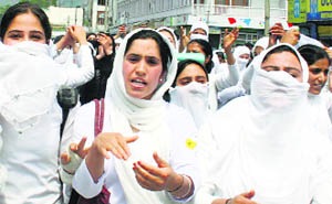 Students protest the murder of two women at Shopian.