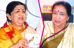 Lata Mangeshkar (L) and Asha Bhosle