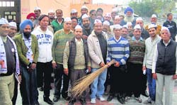 Members of the PPP state executive and thier supporters join the Aam Aadmi Party in Mukerian on Sunday. A Tribune Photo
