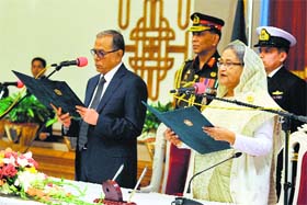 Bangladesh President Abdul Hamid (L) swears in Sheikh Hasina for her third term as Bangladeshs PM in Dhaka on Sunday