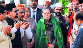 UPA Chairperson Sonia Gandhi being felicitated after she sent a 'chadar' for the famous Dargah Kaliyar Sharif situated at Kaliyar village in Haridwar, at her residence in New Delhi on Monday.