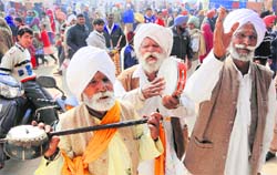 Mohan Singh of Graanga village (centre), Lal Singh (left) and Gurdev Singh, both from Chanjehri village, perform during the Maghi Mela at Dau village in Kharar on Tuesday. Tribune photo: Vicky Gharu