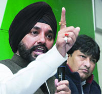 DPCC president Arvinder SIngh Lovely along with Haroon Yusuf, addresses a press conference in New Delhi on Tuesday.
