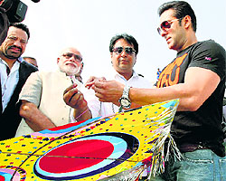 Gujarat CM Narendra Modi and actor Salman Khan at the Uttarayan festival in Ahmedabad on Tuesday. Salman lauded Modi for Gujarats development but stopped short of publicly endorsing him as the future PM